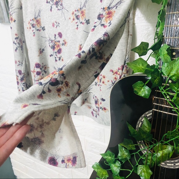 •🌼3/$30🌼Xhiliration Grey Floral Printed Crew Neck Sweater Size Medium - Picture 10 of 16